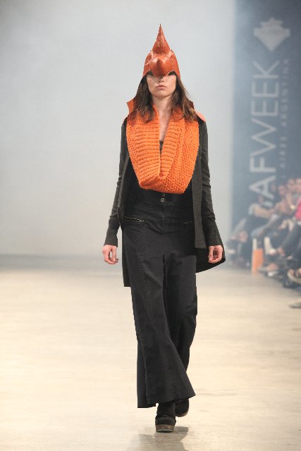 Pantalon palazzo negro cuello lana naranja saco negro